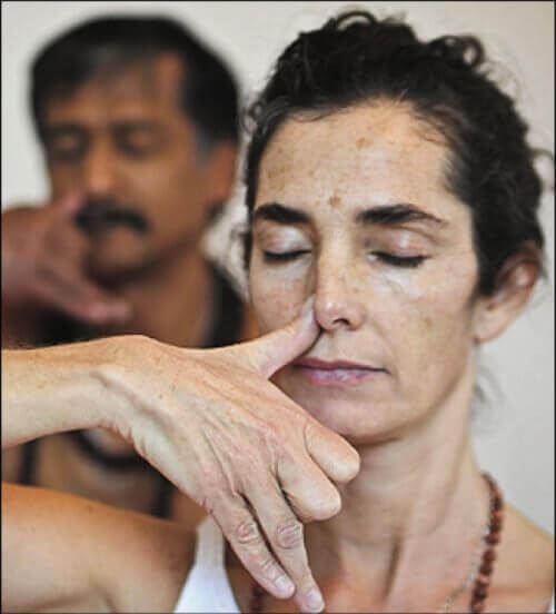 Kvinne holder for det ene neseboret