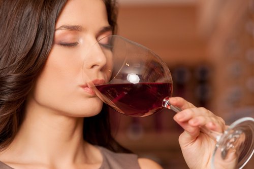 Kvinne drikker vin