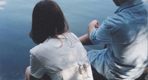 Par sitter ved vannet