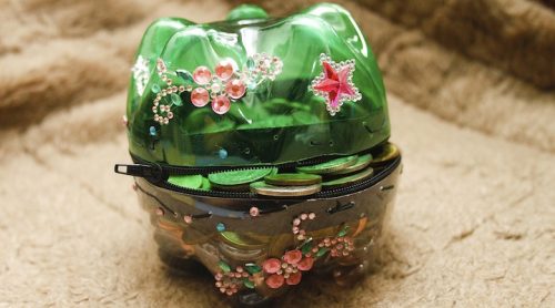 Pengepung laget av resirkulerte plastflasker