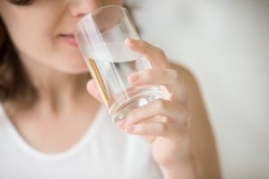Hva er fordelene med å drikke vann på tom mage?