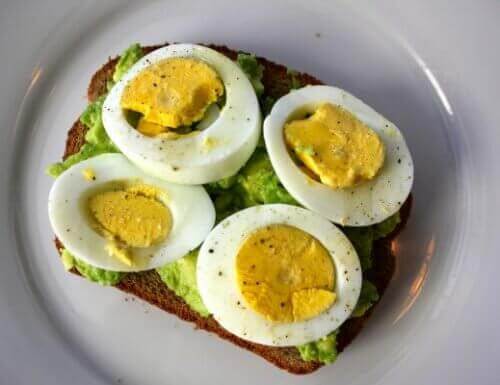 Avokado og egg på grovbrød