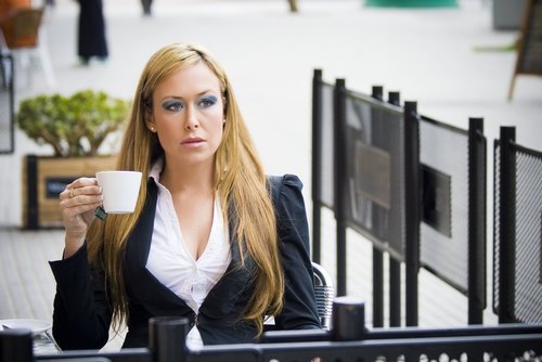 Kvinne drikker kaffe