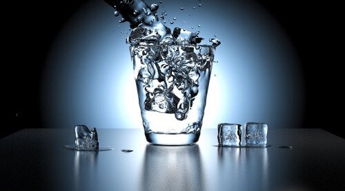 Glass med vann og isbiter