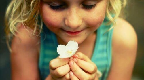 Liten jente med blomst