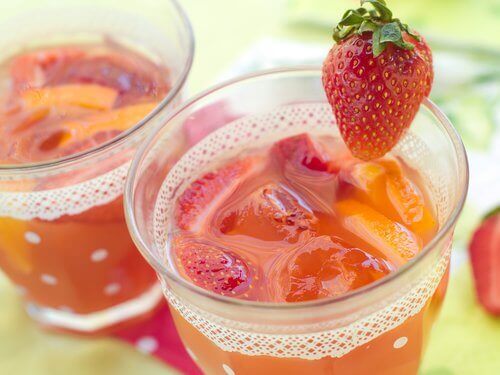 Juice med jordbær, guava og appelsin 