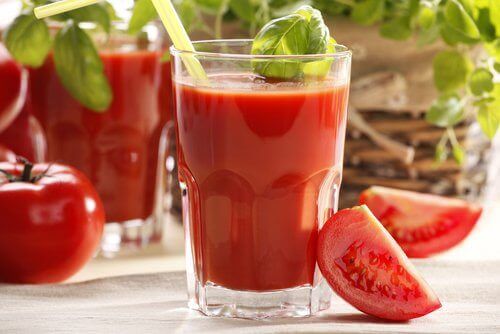 Juice med cantaloupe, jordbær og tomat