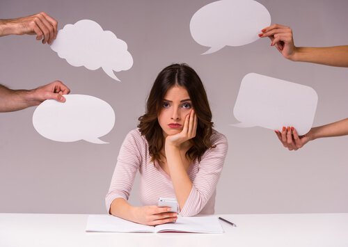 Kvinne omgitt av snakkebobler