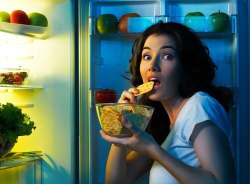 Kvinne ved kjøleskapet om natten