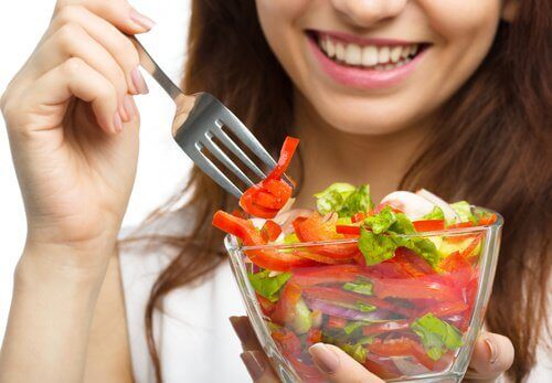 Kvinne spiser salat