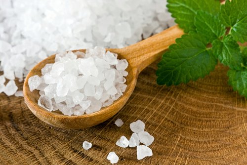 Rens tykktarmen naturlig med havsalt og varmt vann