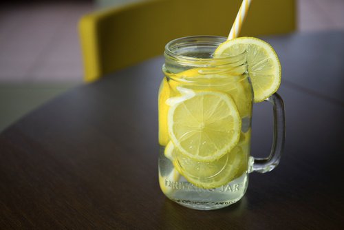Prøv en av de fettforbrennende drikkene med sitron