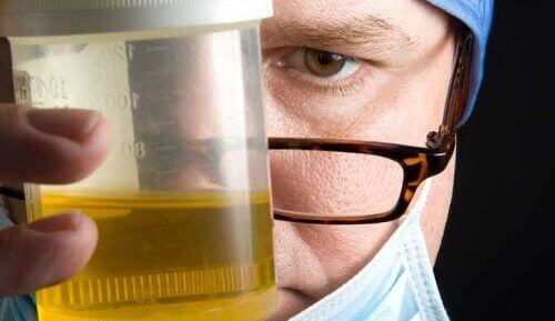 8 grunner til at urinen din lukter vondt