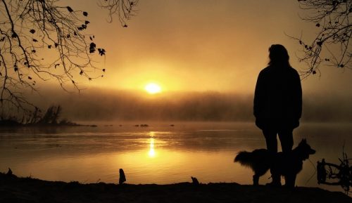 Tilbring tid alene for å oppnå personlig helhet
