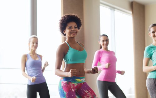 Kvinner opplever fordelene med zumba