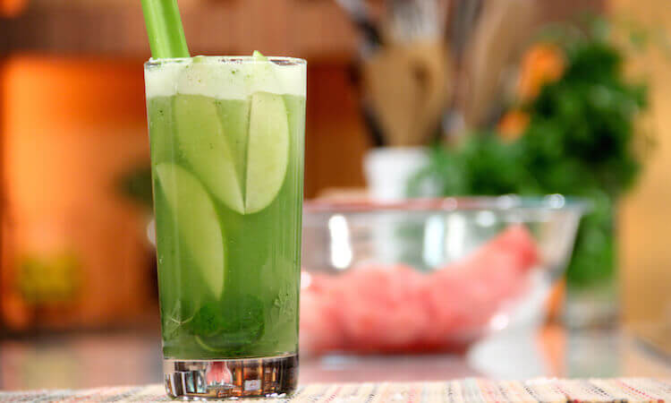 Smoothie med aloe vera, agurk og eple mot magesyre