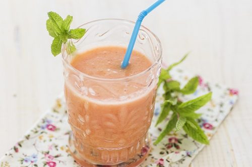Smoothie med ananas, jordbær og agurk for å bli kvitt oppblåsthet