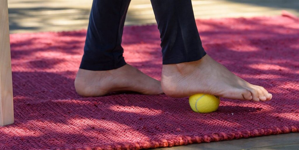 Øvelser for å behandle hælsporer med ball