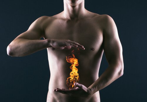 Mann med flamme foran magen