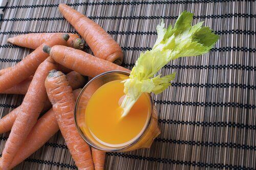 Smoothie med gulrot, selleri og alfalfa for å bli kvitt oppblåsthet