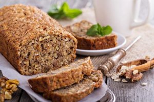 Deilig laktose- og glutenfritt brød laget av havre, valnøtter og bananer