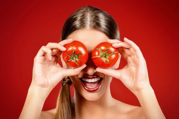 Kvinne med tomater foran øynene