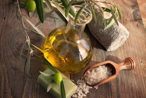 Olivenolje og himalayasalt for å lindre knesmerter