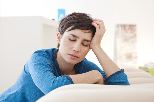 Kvinne føler seg utmattet på grunn av symptomer på nyresvikt
