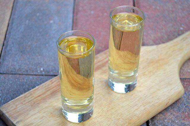 Vann og vodka for å holde fluene i sjakk