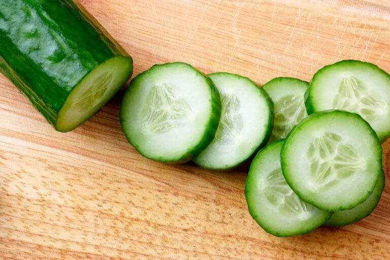 Nyt en deilig og sunn salat hver dag hele uken, agurk