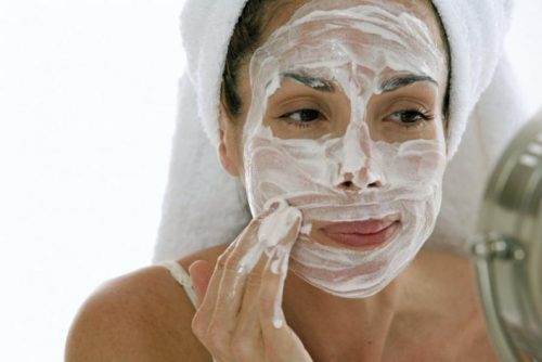 Kvinne med maske for tørr hud