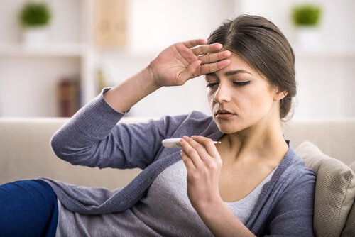 Kvinne med symptomer på blindtarmbetennelse
