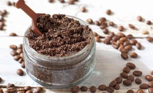 Skrubb med kaffebønner for å redusere cellulitter