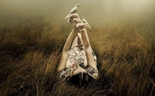 Kvinne med fugler