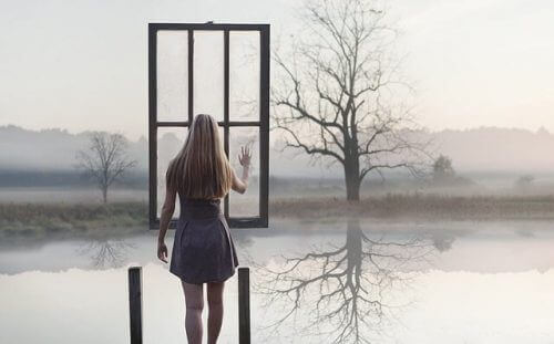 Kvinne ved vindu ute