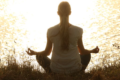 Kvinne mediterer for å bli mer rolig