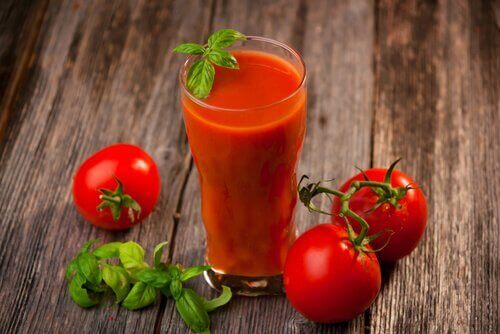Juice med tomat, hvitløk og gurkemeie