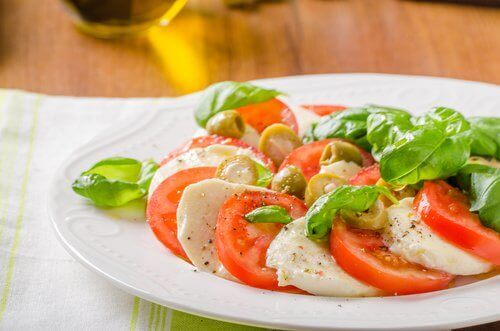 Tomat, mozzarella, oliven og basilikum
