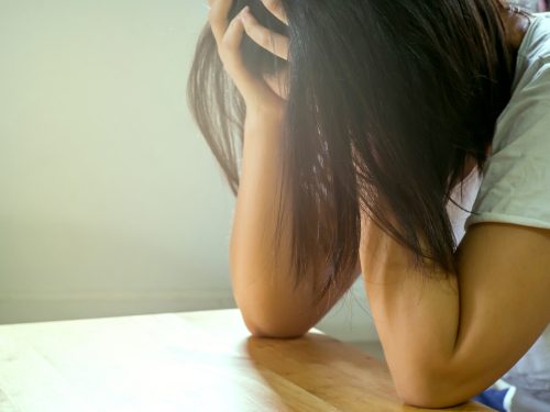 Utslitt kvinne prøver å tilfredsstille andre