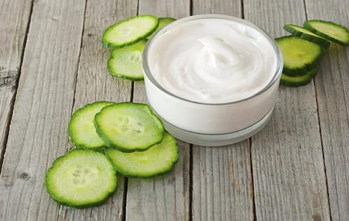 Agurk og yoghurt for å redusere flekker i ansiktet ditt