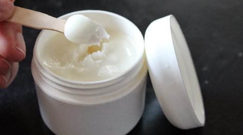 Naturlige deodoranter laget av kokosolje og maisstivelse