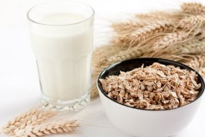 Oppskrifter på plantebasert melk du kan ha som en godbit