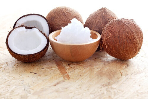 Naturlig kokosnøttolje for definerte krøller