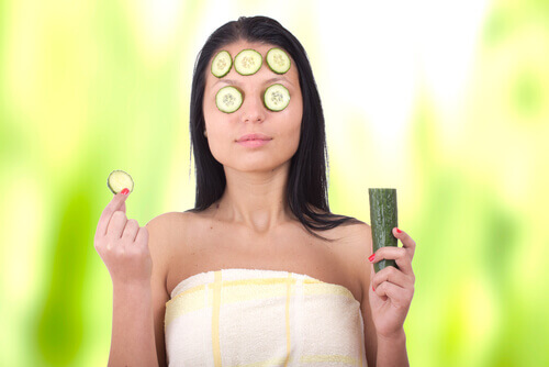 Kvinne med agurk i ansiktet
