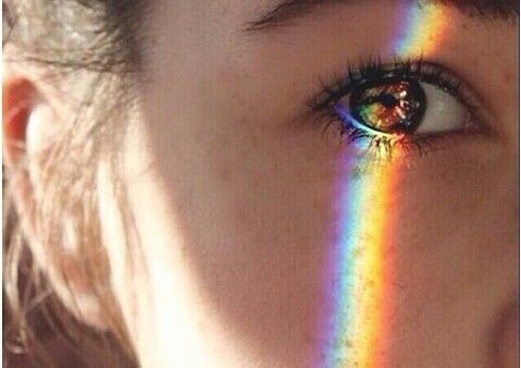 Kvinne med regnbue over øyet