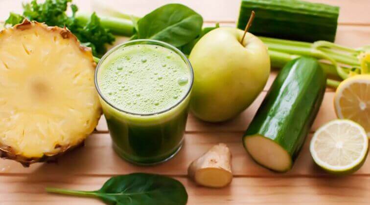 Avgiftende drikker med agurk, eple og ananas