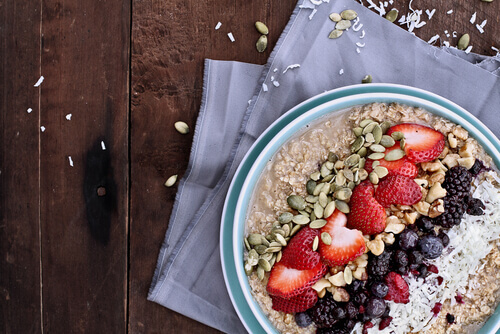 Havregryn med frukt, nøtter og kokosnøtt for en energigivende frokost