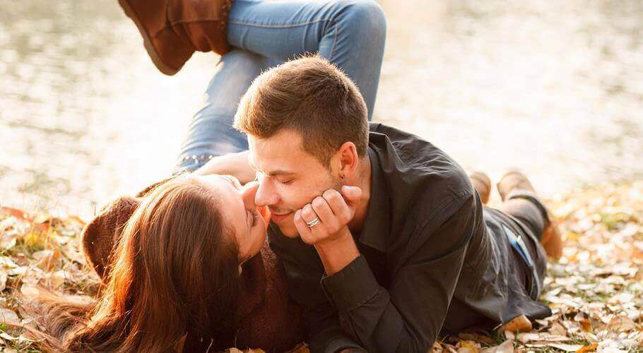 Par ute i høstblader