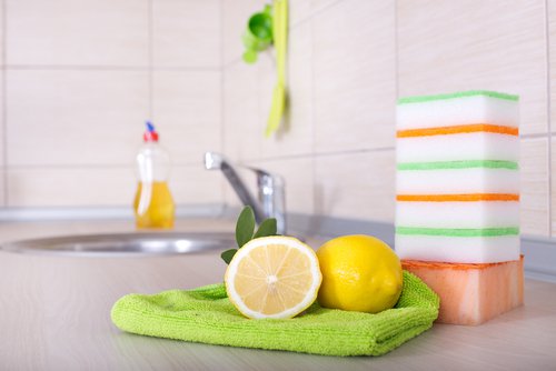 Bruk sitroner som et kjøkkendesinfeksjonsmiddel med såpe