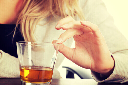 Kvinne med et glass alkohol